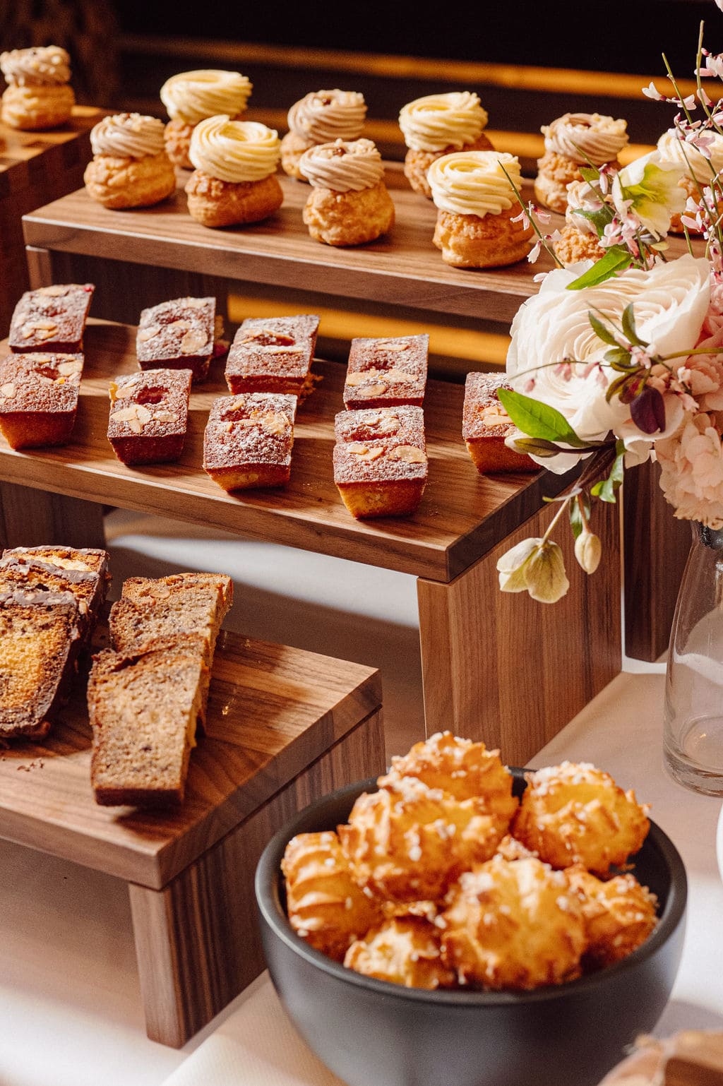 Buffet sucré pour un brunch Deauville avec des pâtisseries artisanales à Trouville.