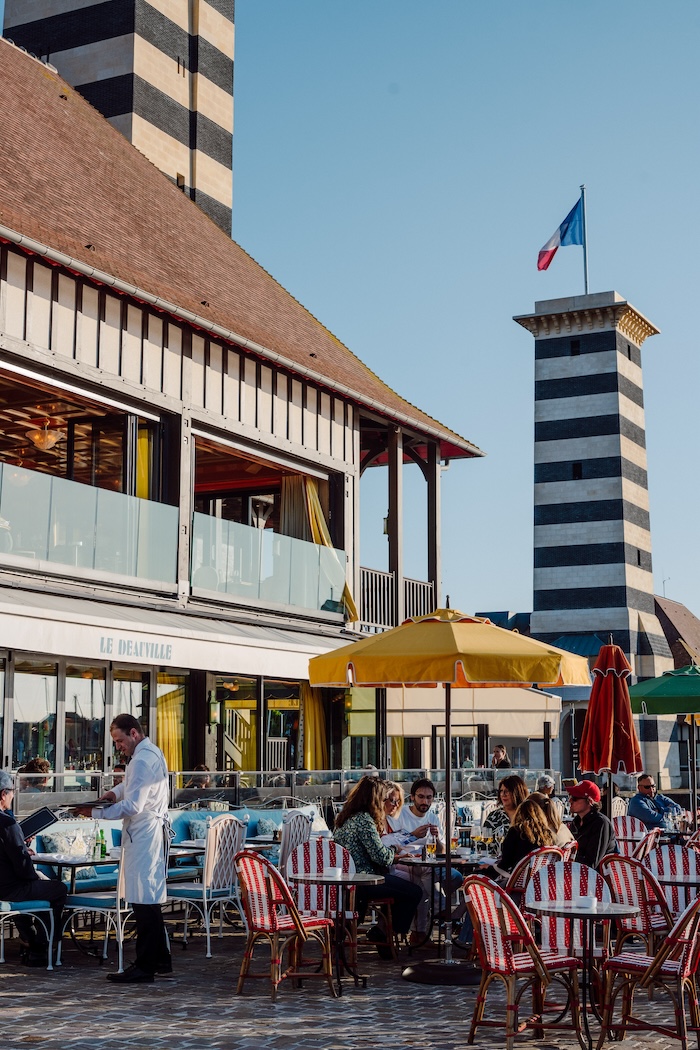 La terrasse du restaurant deauville qui offre une vue sur la mer. Vous pourrez y déguster une cuisine raffinée dans notre restaurant à trouville.